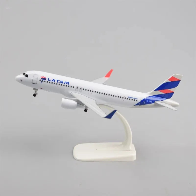 A320 da Latam Airlines em Liga Metálica de 20 cm com Trem de Pouso para Colecionadores