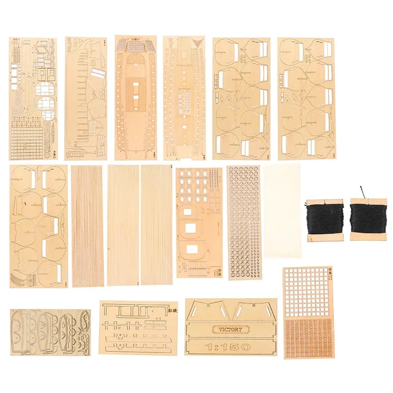 Navio de Madeira Artesanal “Victory” - Escala: 1/150 - (51 cm de Comprimento).