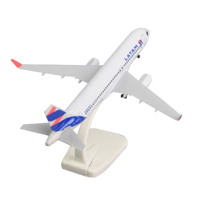 A320 da Latam Airlines em Liga Metálica de 20 cm com Trem de Pouso para Colecionadores