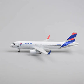 A320 da Latam Airlines em Liga Metálica de 20 cm com Trem de Pouso para Colecionadores