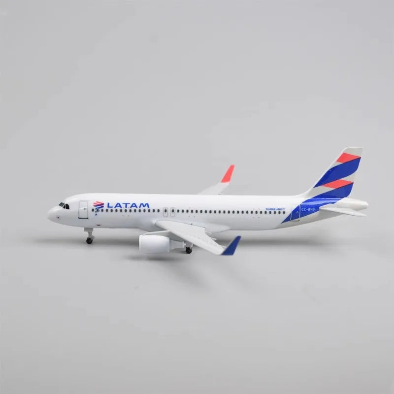 A320 da Latam Airlines em Liga Metálica de 20 cm com Trem de Pouso para Colecionadores