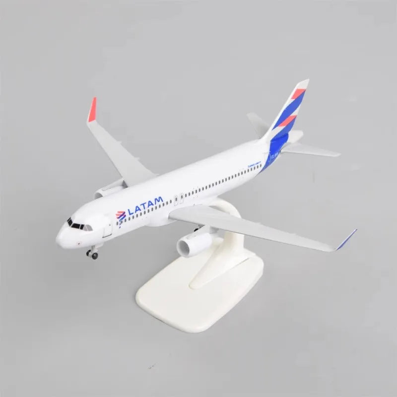 A320 da Latam Airlines em Liga Metálica de 20 cm com Trem de Pouso para Colecionadores