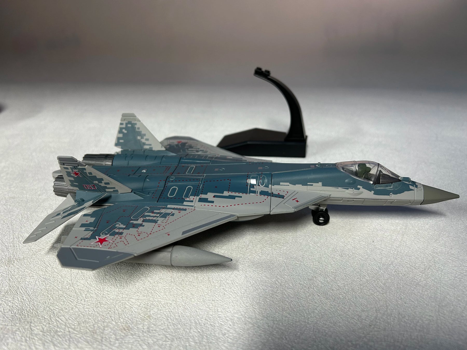 Avião de Combate Russo Sukhoi SU-57 - Escala: 1/72 - Militar Acabamento ABS