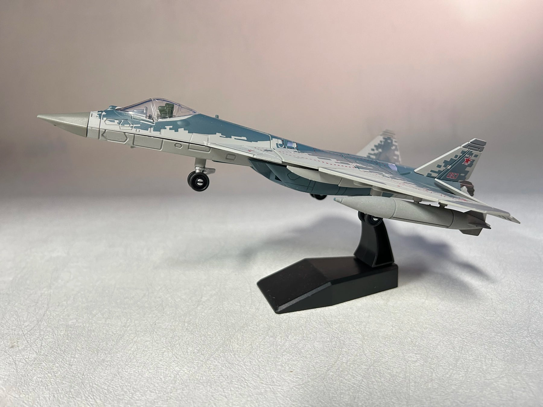 Avião de Combate Russo Sukhoi SU-57 - Escala: 1/72 - Militar Acabamento ABS